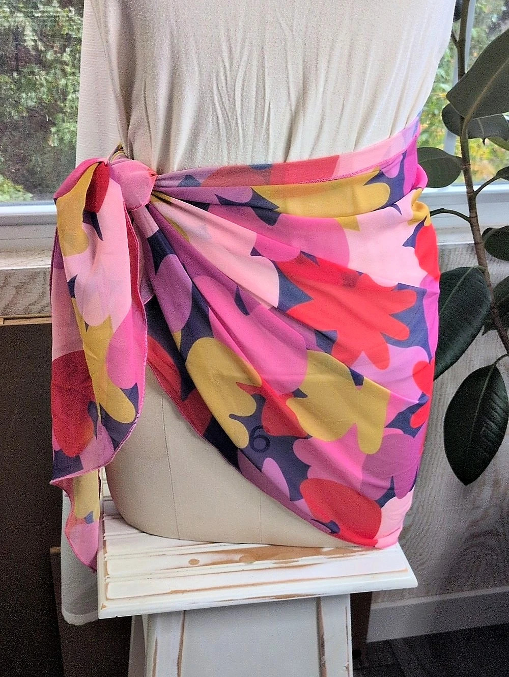 Vestiqúe Abstract Floral Print Wrap in Pink & Purple Like New